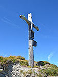 ...und steigen zu guter Letzt zum Gipfelkreuz hinauf