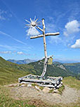 ...wandern wir dem originellen Gipfelkreuz entgegen