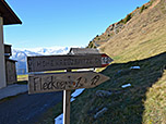 Wegweiser am Gasthaus Enzian