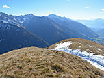...und verlassen diesen dann linkshaltend und wandern über Steigspuren...