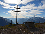 Kurz darauf erreichen wir ein Wetterkreuz...