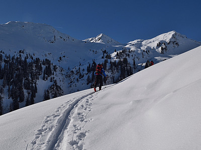 Links die schattige Wand des Gerstinger Jochs