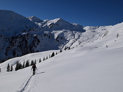 Durch glitzernden Schnee steigen wir auf