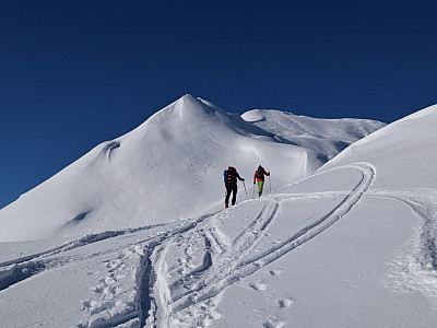 Über wunderschöne Hänge steigen wir weiter zum Vorgipfel auf