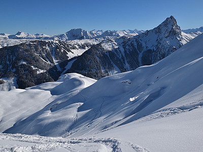 Der Ausblick zurück auf die Aufstiegsspur - Links vom Rettenstein spitzt der Großglockner hervor