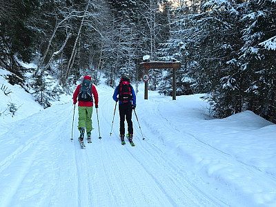 Flach marschieren wir auf der Mautstraße zum Unteren Grund