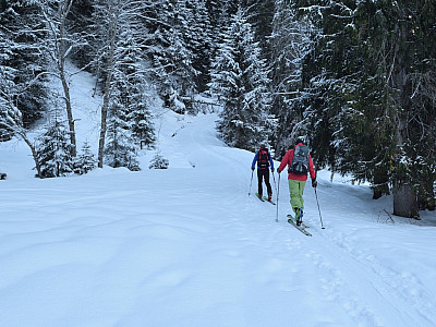 Wir überqueren den Fluss und steigen nach Norden auf