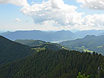 Blick über die Aueralm zum Tegernsee