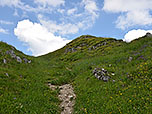 Kurz vor dem Gipfel wandern wir durch eine Mulde