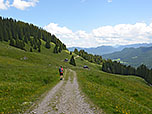 ...zu der wir über einen Karrenweg hinunter wandern