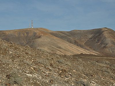 Westlich von uns erkennen wir einen Sendemast
