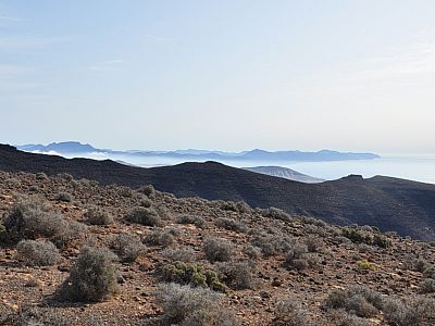 Die Sicht reicht bis zu den Bergen im Nordosten hinter Costa Calma