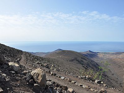 Auf einem liebevoll abgegrenzten Weg geht es weiter