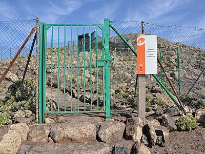 Das Areal rund um den Gipfel ist umzäunt 