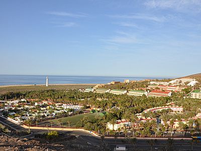 Links der Leuchtturm von Jandia Playa
