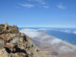 Bildmitte Gran Canaria, rechts dahinter im Dunst der Teide ( 3718 m), Teneriffa