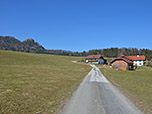 Wir schlagen den Weg ein, der in nordwestlicher Richtung vorbei an einem Hof auf den Nockstein zuführt