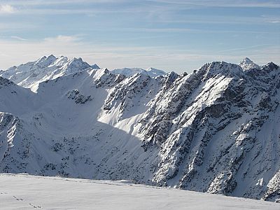 Rechts spitzt der Hochvogel hervor