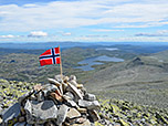 Kleine Norwegen-Flaggen zieren den Aufstiegsweg