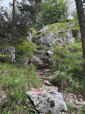 Das Terrain wird deutlich schrofiger