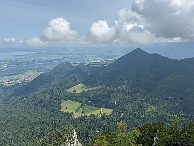 Blick hinüber zum bewaldeten Staffen