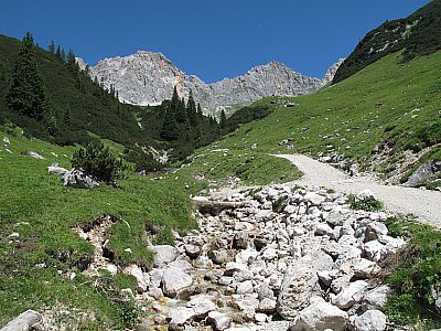 Wir wandern hinunter zu einem Bach