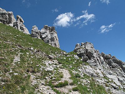 Es geht steil bergauf zu einem Felstor