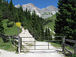 Hinter der Hütte gehen wir durch dieses Gatter