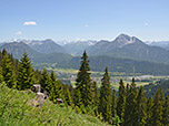 Rechts der Thaneller, im Hintergrund zeigen sich die Zugspitze und die Mieminger Kette