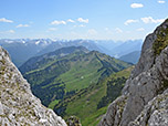 Blick zum Hahnenkamm und zur Gaichtspitze