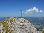 ...geht es hinüber zum Gipfelkreuz