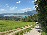Schließlich eröffnet sich der Blick auf den Tegernsee