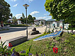 ...zur Bushaltestelle am Lindenplatz