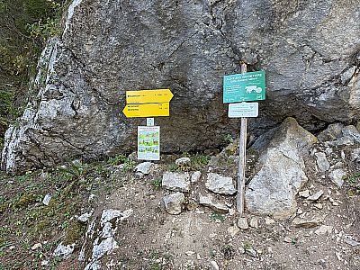 Nach einem Felsblock...