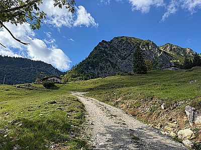Der kurvige Schotterweg...