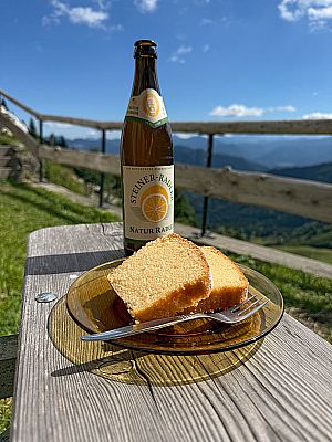 Verdiente Pause bei einem hausgemachten Eierlikörkuchen