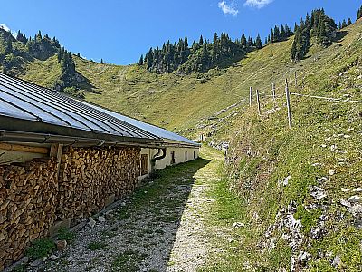 Wir gehen rechts an der Alm vorbei