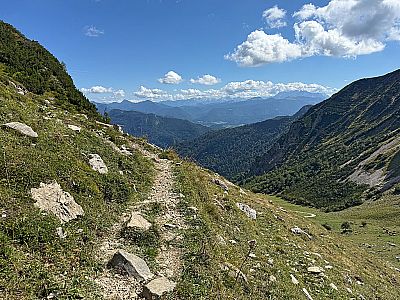 ...steigen wir über den Wiesenhang aufwärts