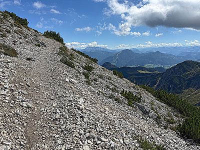 Im schottrigen Terrain geht es weiter steil bergauf