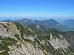 Im Hintergrund zeigen sich die Kampenwand und die Hochplatte