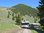 Wir wandern vorbei an der Bergwachthütte...