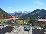 Blick von der Hüttenterrasse zum Kaisergebirge