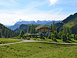 Blick über die Niederkaseralm zum Kaisergebirge