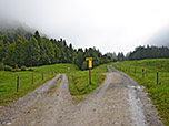 An der folgenden Weggabelung halten wir uns links