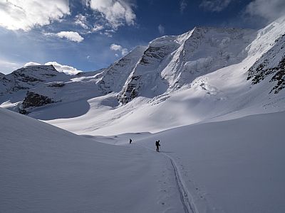 In einem Bogen steigen wir zum Sattel auf