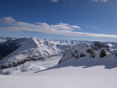 Der Blick am Rifugi dals Chamuatschs vorbei zum Munt Pers und zur Diavolezza 