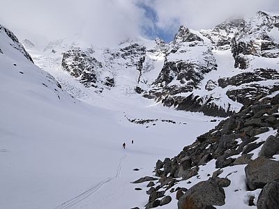 Hier halten wir uns links und suchen einen Weg zum Gletscher