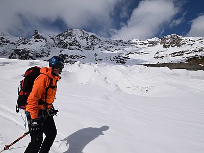Relativ flach geht es an den Eisbergen vorbei weiter ins Tal