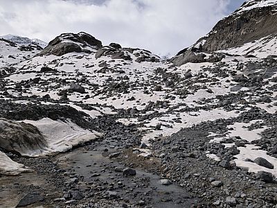 Trotzdem müssen wir uns die letzten Meter durch den Restschnee kämpfen