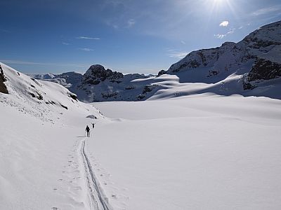 Einsam ziehen wir unserer Spur unter den Felsen entlang 